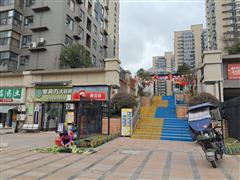 万科城小区大门口品牌便利店转让，带口粮证